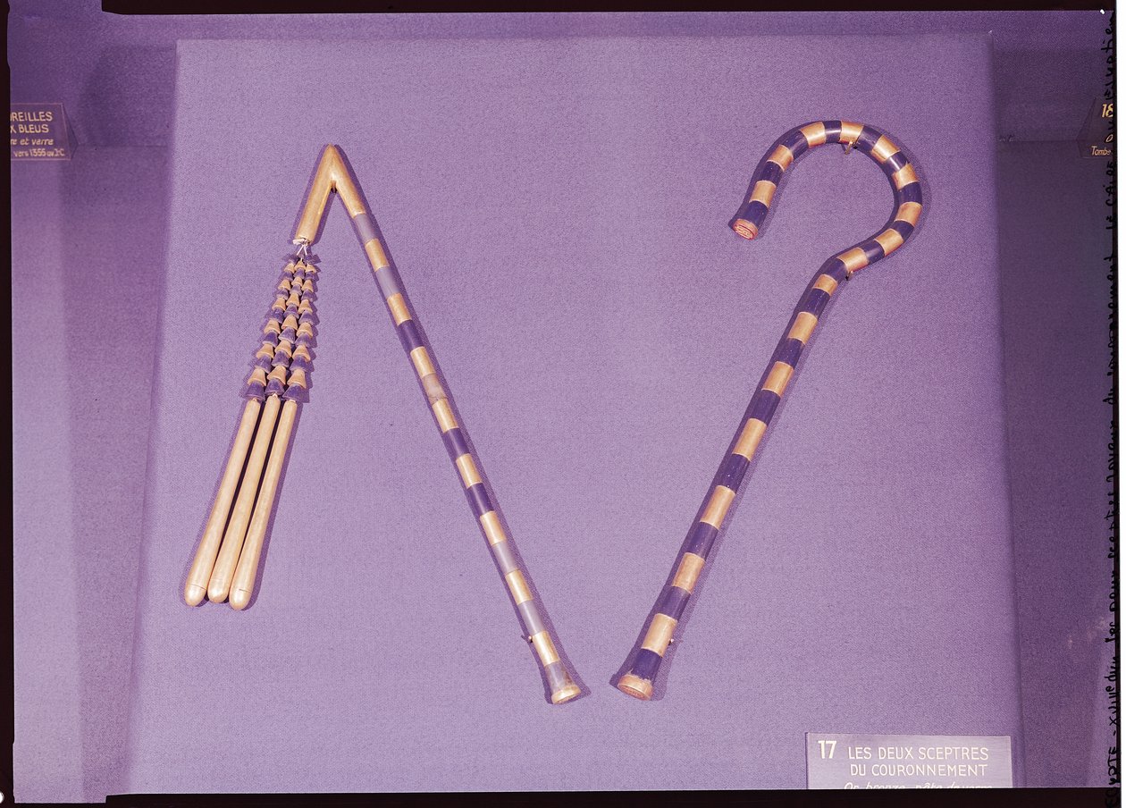 Crook a cep, z hrobky Tutanchamona (asi 1370-1352 př.nl) Nová říše (modré sklo, obsidián a zlato upevněné na bronzu) (viz také 227988) od Egyptian 18th Dynasty