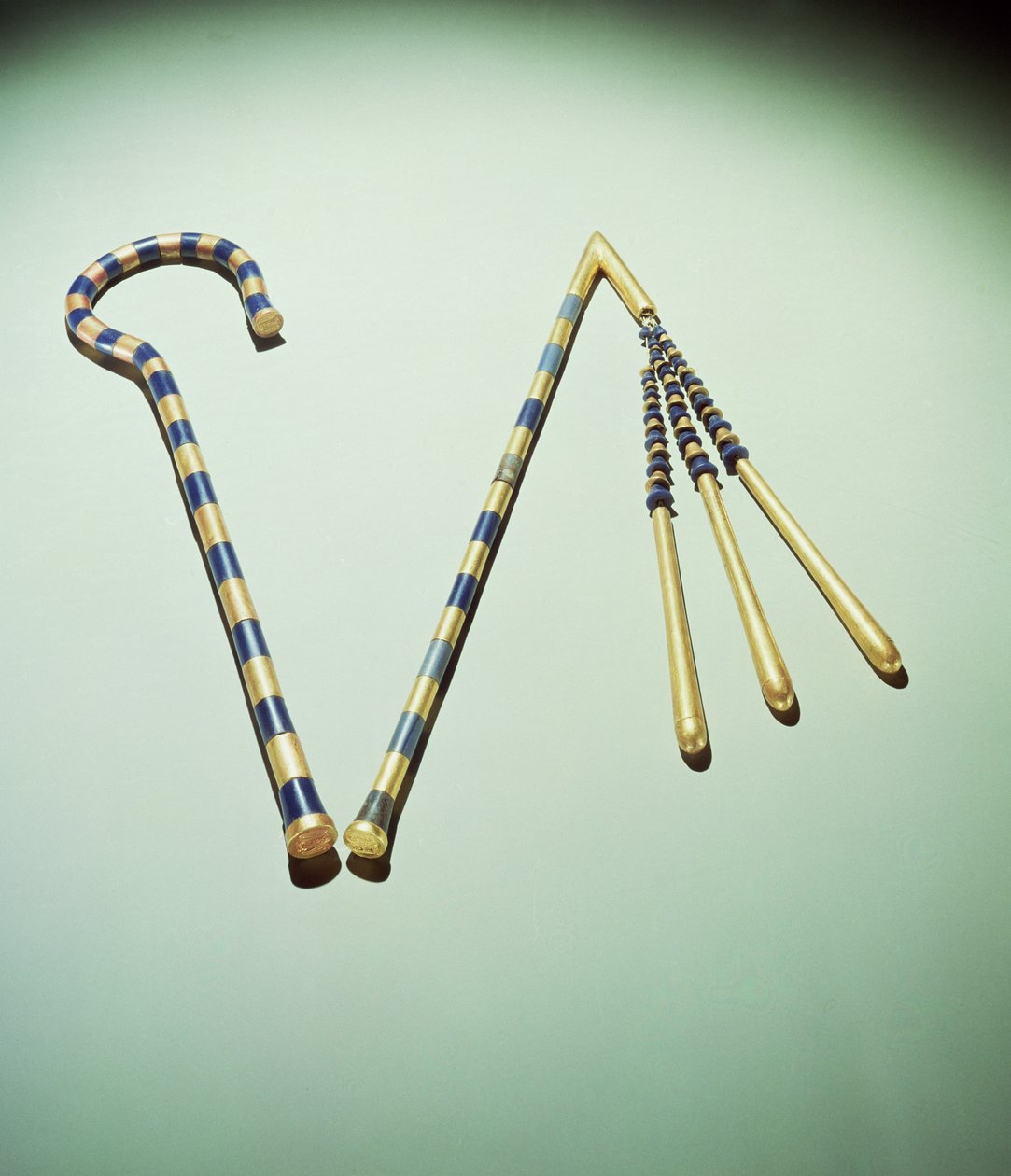 Crook a cep, z hrobky Tutanchamona (asi 1370-1352 př.nl) Nová říše (modré sklo, obsidián a zlato upevněné na bronzu) (viz také 167522) od Egyptian 18th Dynasty
