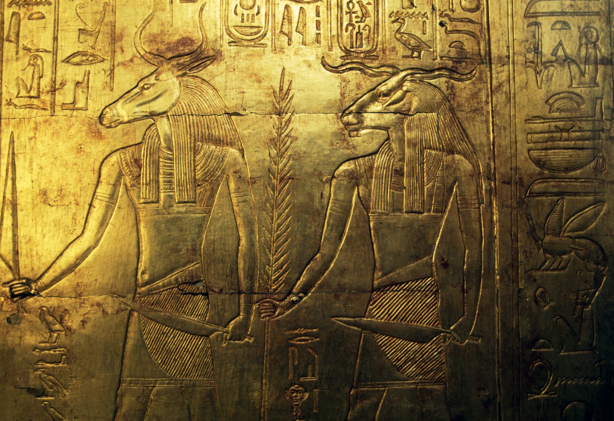Božstva, rytina zadního panelu třetí pohřební kaple pokryté zlatem, Tutanchamonova pokladnice, Egypt, Egyptská civilizace, Nová říše, Dynastie XVIII od Egyptian 18th Dynasty