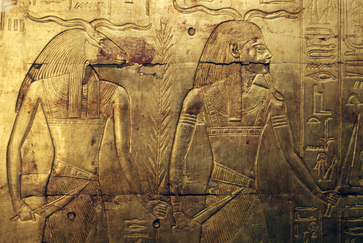 Božstva, rytina na zadním panelu třetí pohřební kaple pokryté zlatem, Tutanchamonova pokladnice, Egypt, Egyptská civilizace, Nová říše, Dynastie XVIII od Egyptian 18th Dynasty