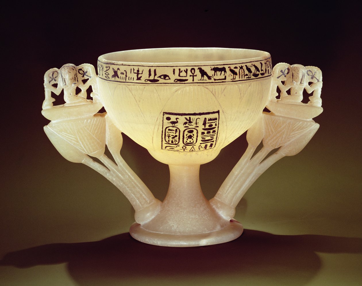Šálek na pití v podobě pootevřeného lotosového květu, nalezený u vchodu do hrobky Tutanchamona (asi 1370-1352 př. n. l.) Nová říše (alabastr) (viz také 162302 & 149480) od Egyptian 18th Dynasty