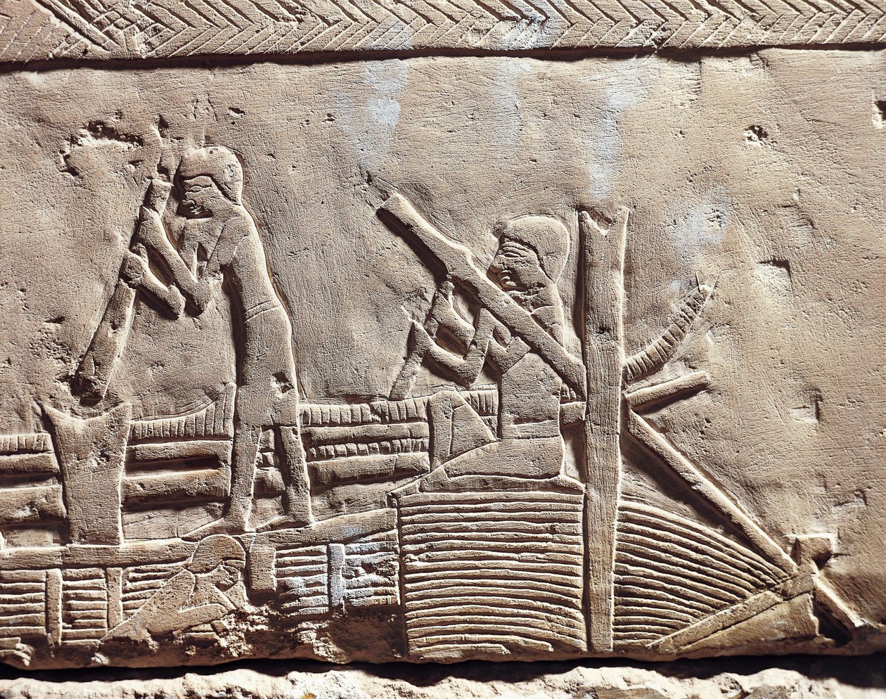 Egypt, starověký Memfis, nekropole Sakkára. Mastaba v Ipi. Reliéf zobrazující tesaře opravující loď. (Nová říše, dynastie XVIII) od Egyptian 18th Dynasty