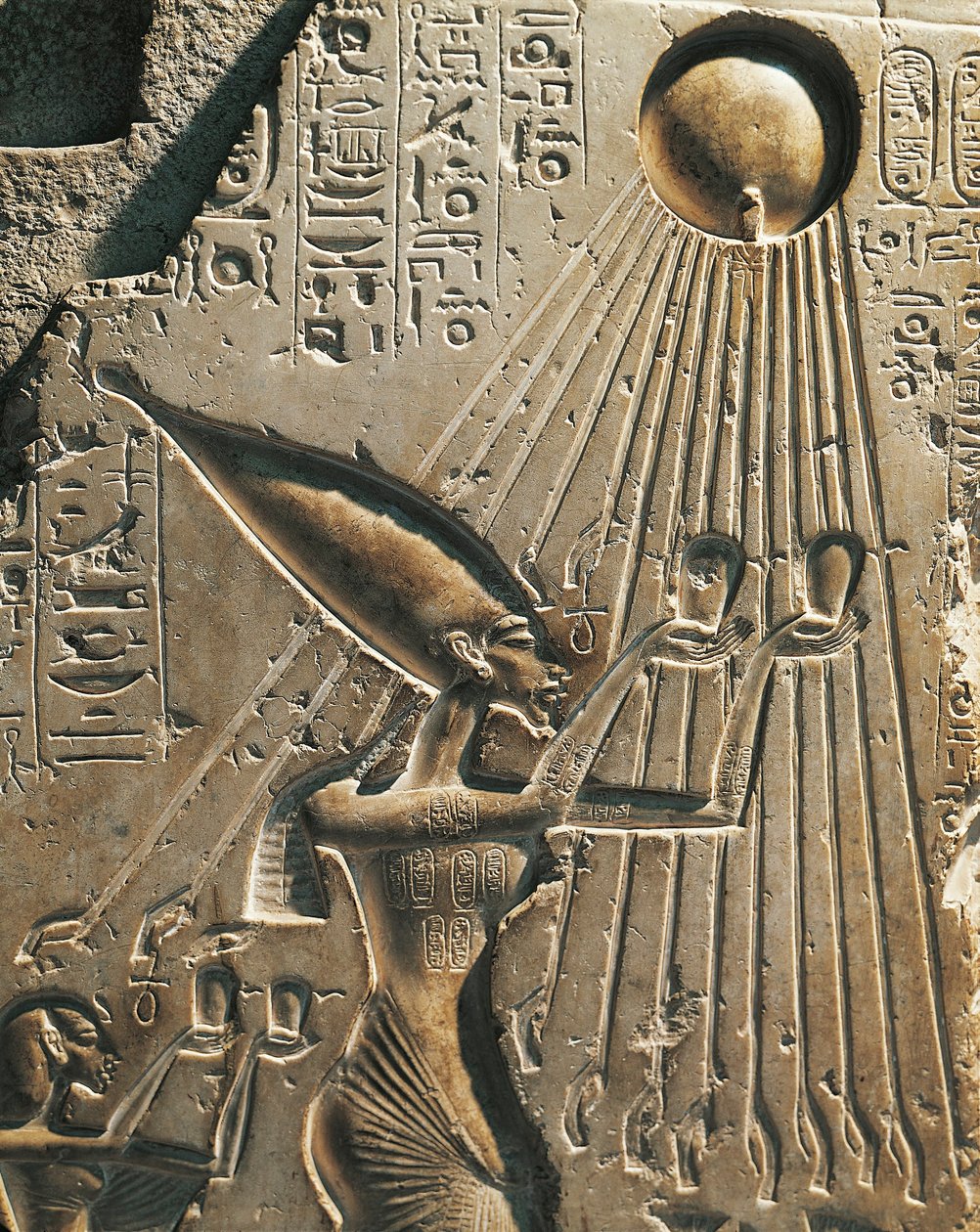 Egypt, Tell el-Amarna, basreliéf zobrazující Amenhotepa IV. (faraona Achnatona, cca 1360-1342) při uctívání slunečního disku, osmnáctá dynastie, Nová říše (vápenec) od Egyptian 18th Dynasty