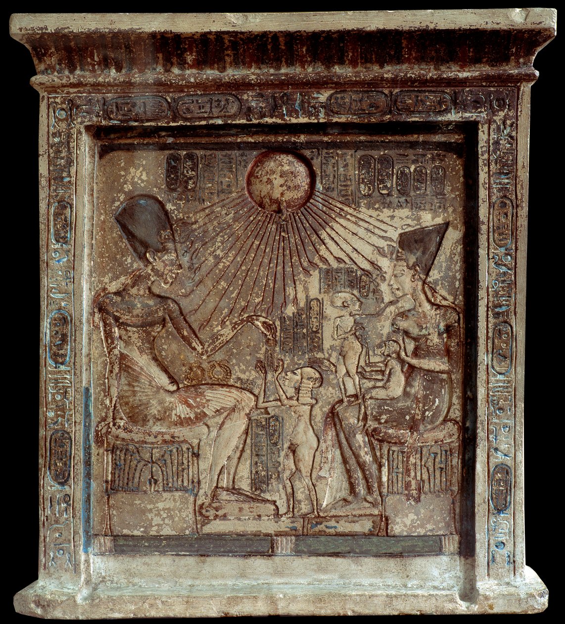 Egyptská královna Nefertiti (1353-1336 př.nl), s faraonem Amenophis IV (Achnaton nebo Amenhotep) (1352-1338 př.nl) a jejich dětmi. Nízký reliéf. 18. dynastie, Nová Říše. Káhira, Egyptské muzeum od Egyptian 18th Dynasty