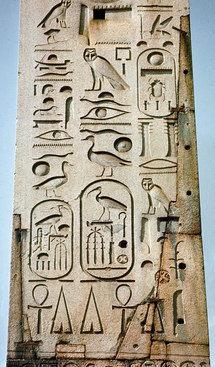 Egyptský starověk: detail obelisku Lateranense pokrytého hieroglyfy z Amonova chrámu v Thébách. 15. století před naším letopočtem. Náměstí svatého Jana, Řím od Egyptian 18th Dynasty