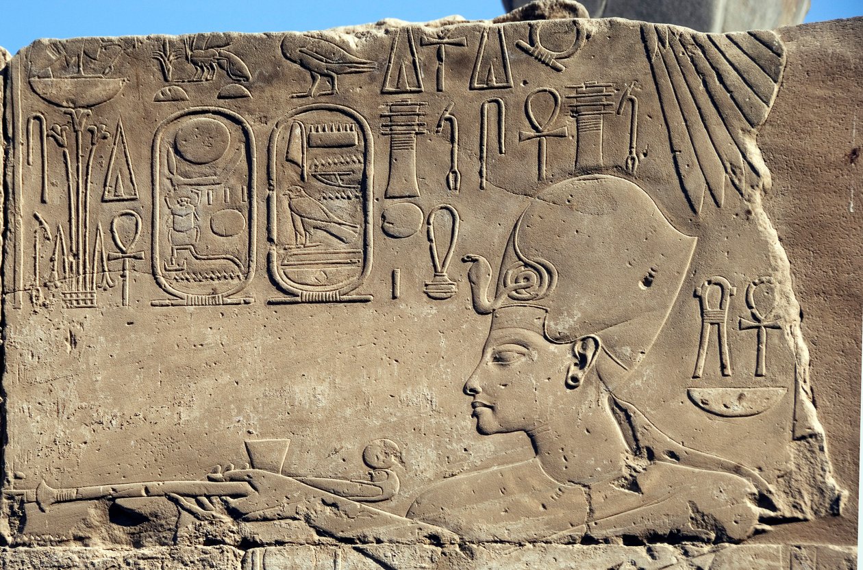 Egyptský starověk: nízký reliéf představující faraona Horemheba od Egyptian 18th Dynasty