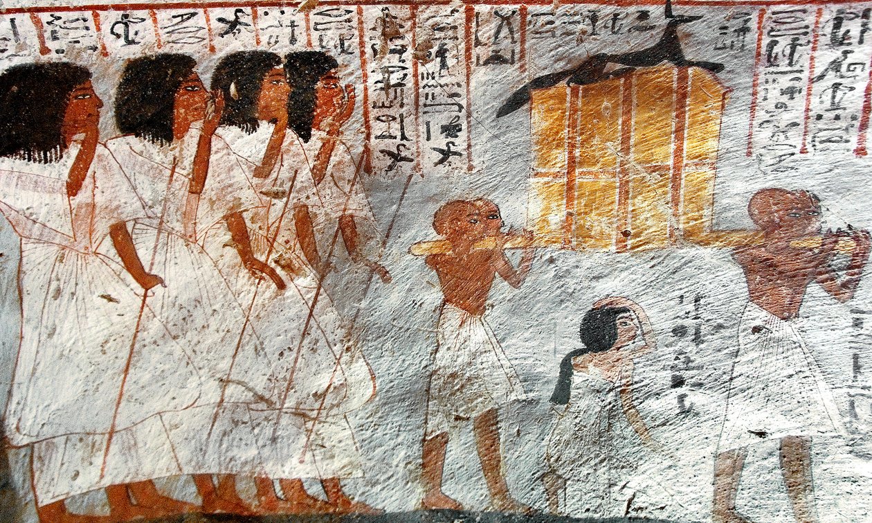 Egyptský starověk: průvod s nosiči baldachýnových nádob používaných ke sbírání vnitřností zesnulého. Obraz Royovy hrobky od Egyptian 18th Dynasty