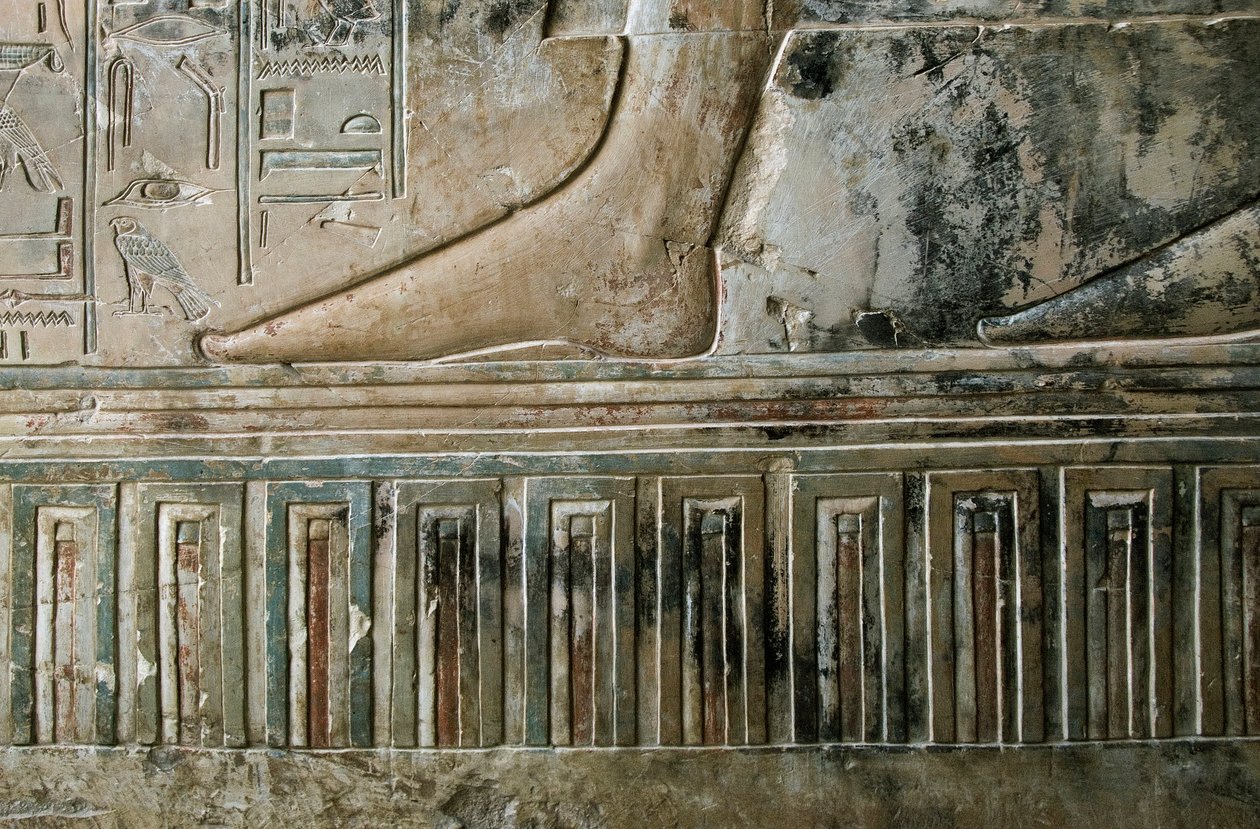Egyptský starověk: reliéf představující nohu písaře opouštějícího hrobku a palácový vlys hrobky Kha em Het (Khaemhat), inspektora podkroví a písaře na dvoře Amenophise III (TT57). 18. dynastie. 1530-1290 před naším letopočtem. Vallee des Nobles. L od Egyptian 18th Dynasty