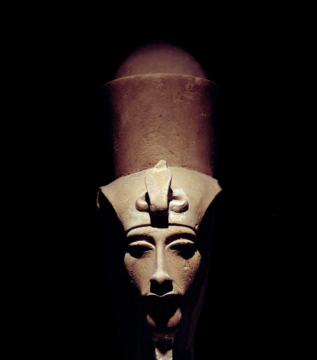 Egyptský starověk: socha Amenhotepa IV (Amenophis IV nebo Achnaton) s dvojitou korunou. 1301 před naším letopočtem. 18. dynastie. Detail sochy. Z chrámu Amon Ra v Thébách. Luksor (Luxor nebo nebo Luqsor). Muzeum v Luxoru. Egypt od Egyptian 18th Dynasty