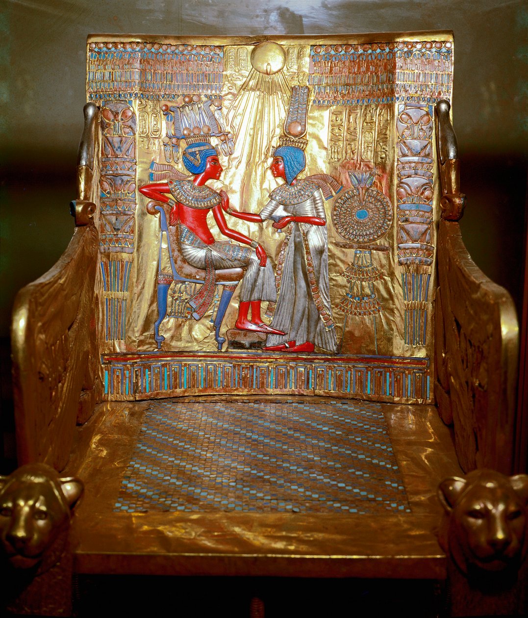 Egyptský antiquitis: trůn ve zlatém dřevě a malovaný Tutanchamonem, který je součástí faraonova Tresoru. Zastoupení královny Ankhesenpaaton (Ankhesenpaamon, Ankhesenamon), která masíruje olejem rameno svého bratra a manželky Tutanchamona pod čt. od Egyptian 18th Dynasty