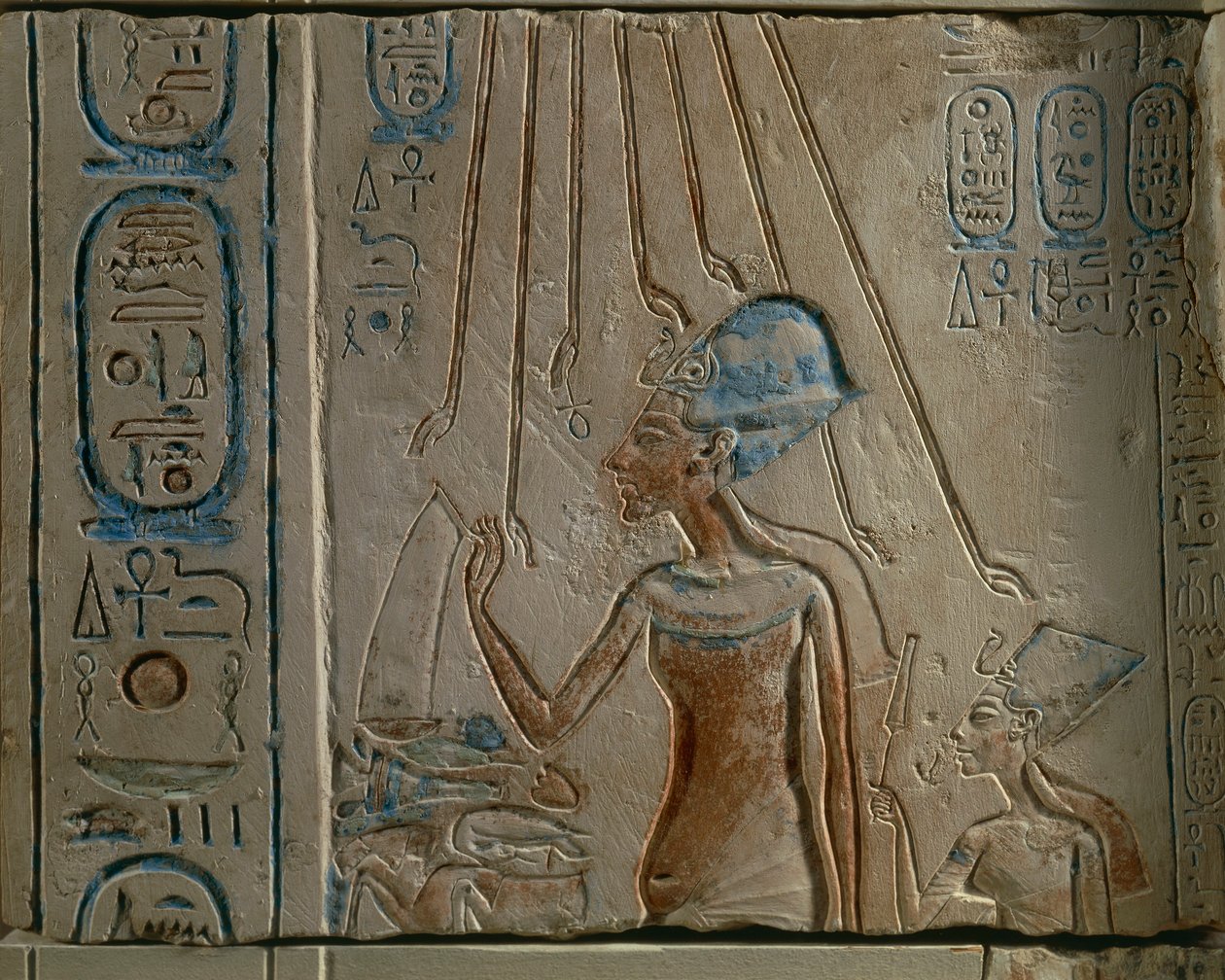 Egyptská rytina představující Achnatona a Nefertiti uctívající sluneční disk, z Tall al-Amarna, Egypt, Nová říše, dynastie XVIII. od Egyptian 18th Dynasty