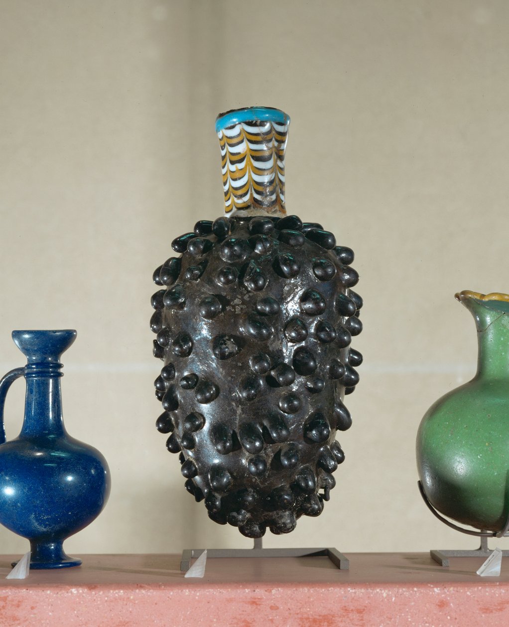 Baňka. Tyto nádoby se vyráběly ponořením matrice do roztaveného skla... od Egyptian 18th Dynasty