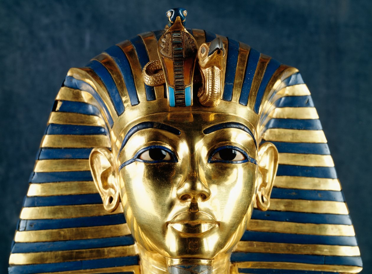 Pohřební maska Tutanchamona, tepané zlato, keramika a polodrahokamy, z faraonovy hrobky, Théby, Egypt, Detail, Zlatnické umění, Egyptská civilizace, Nová říše, Dynastie XVIII od Egyptian 18th Dynasty