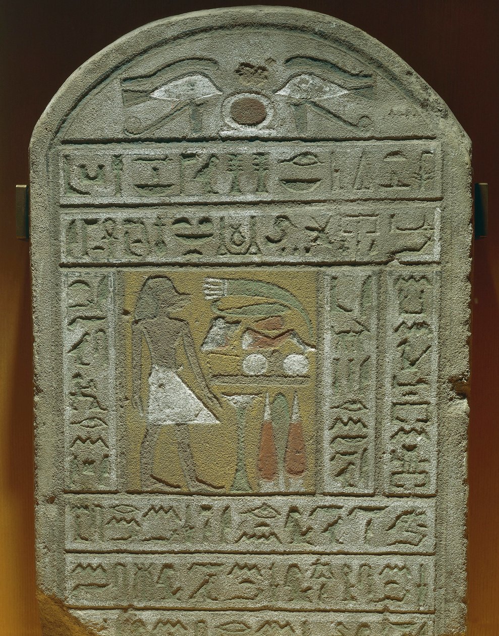 Pohřební stéla Ibi, mistr komnaty v královském paláci Zesnulý před pohřebními dary Nahoře, oči ochrany a hieroglyf "Shen", což znamená "věčnost" od Egyptian 18th Dynasty