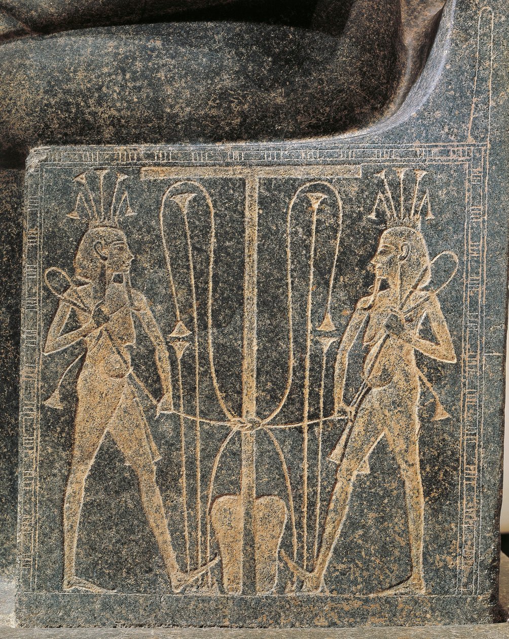 Žulová sochařská skupina s Horemhebem přinášejícím oběti bohu Atumovi, detail Atumova trůnu se Setem a Horou od Egyptian 18th Dynasty