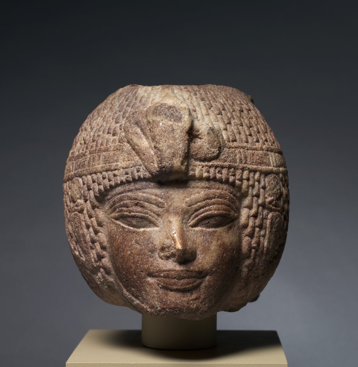 Hlava Amenhotepa III. s kulatou parukou, kolem 1391-1353 před naším letopočtem od Egyptian 18th Dynasty
