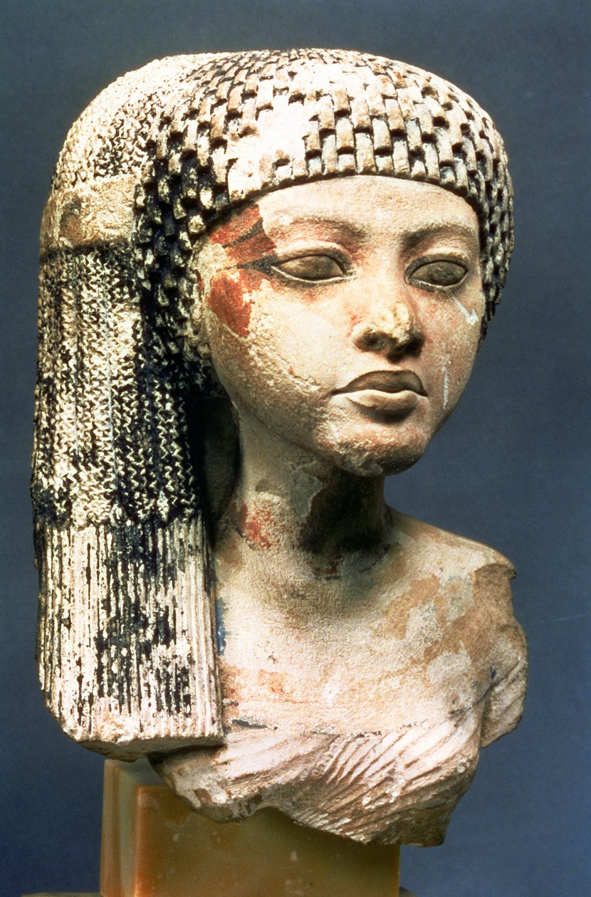 Hlava princezny z rodu Achnatona, Nová říše (malovaný vápenec) (viz také 107940, 370210, 370211) od Egyptian 18th Dynasty
