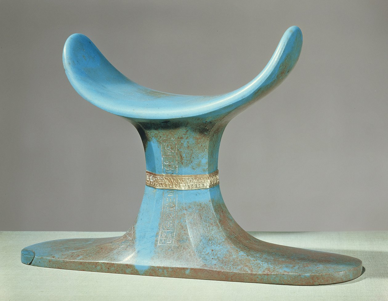 Opěrka hlavy, z hrobky Tutanchamona (asi 1370-52 př.nl) Nová říše (modrá skleněná pasta) od Egyptian 18th Dynasty