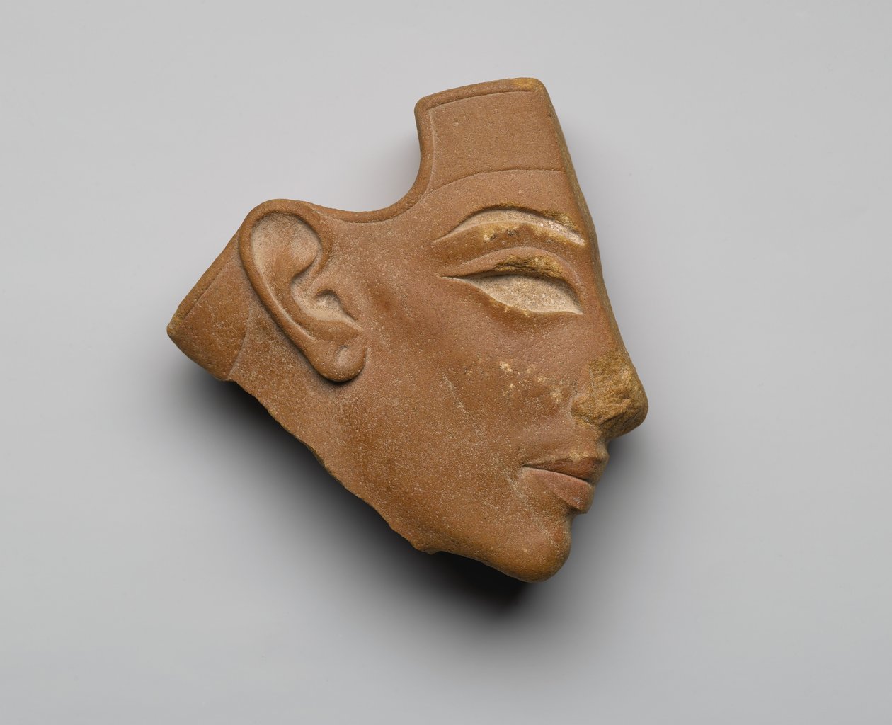 Intarzovaná profilová hlava, z Tell el-Amarna, Nová říše, cca 1353-36 př.nl (červený křemenec) od Egyptian 18th Dynasty