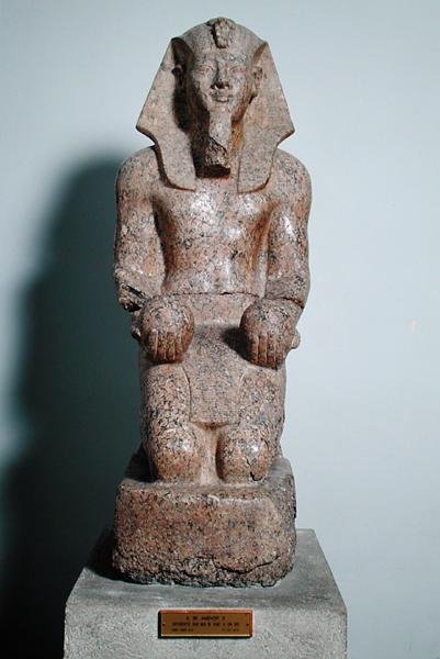 Klečící socha Amenhotepa II. (1427–1392 př. n. l.) držící obětiny vína z Théb, Nová říše, cca 1450–1425 př. n. l. (žula) od Egyptian 18th Dynasty