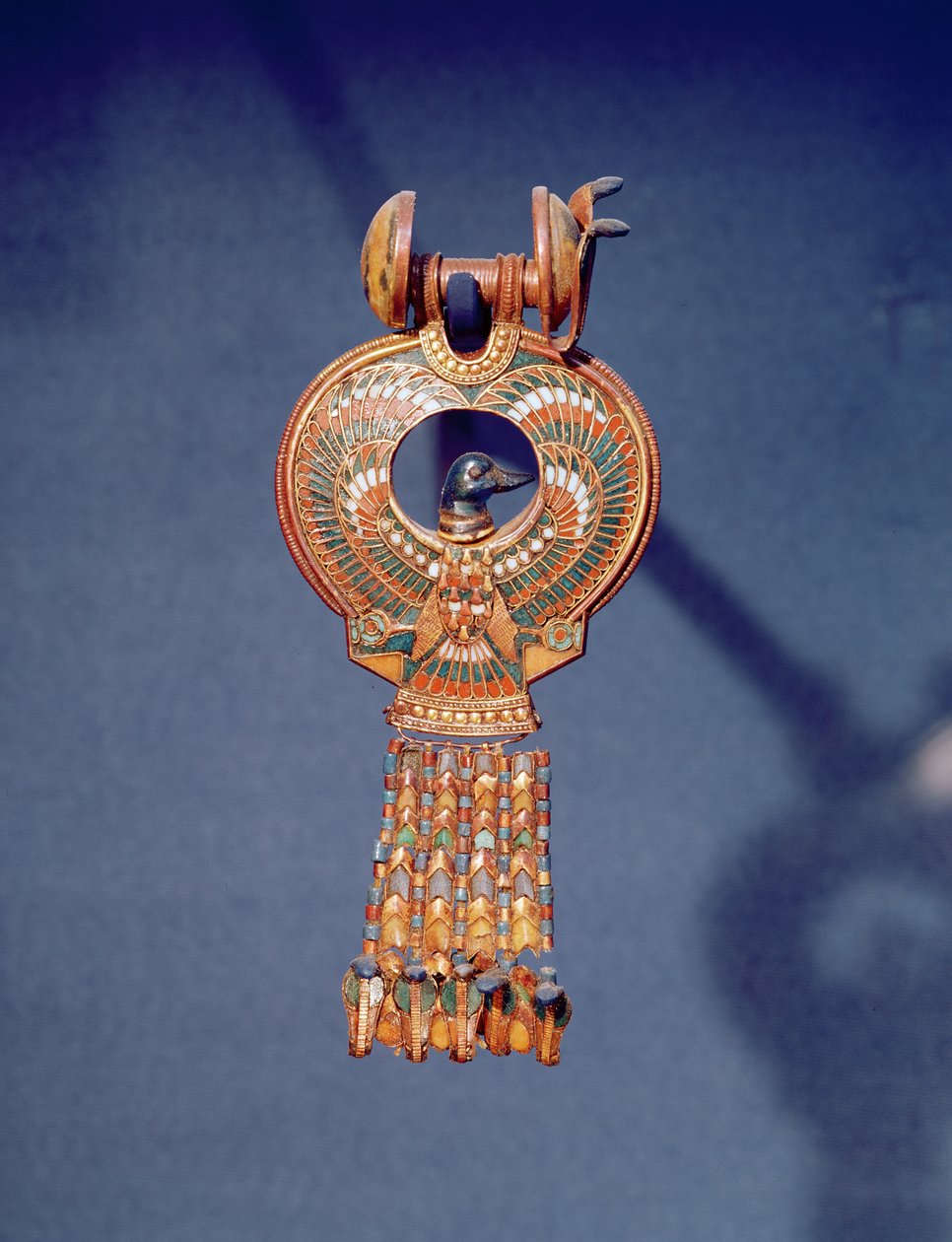 Levá náušnice z páru náušnic s modrým ptákem, z Tutanchamonovy hrobky, Údolí králů, Théby, asi 1347-37 př. n. l. (zlato a tavené sklo) (344029) od Egyptian 18th Dynasty