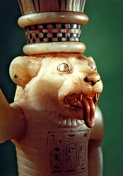 Pleomorfní nemastná váza, z hrobky Tutanchamona, Nová říše (alabastr) (detail 391031) od Egyptian 18th Dynasty