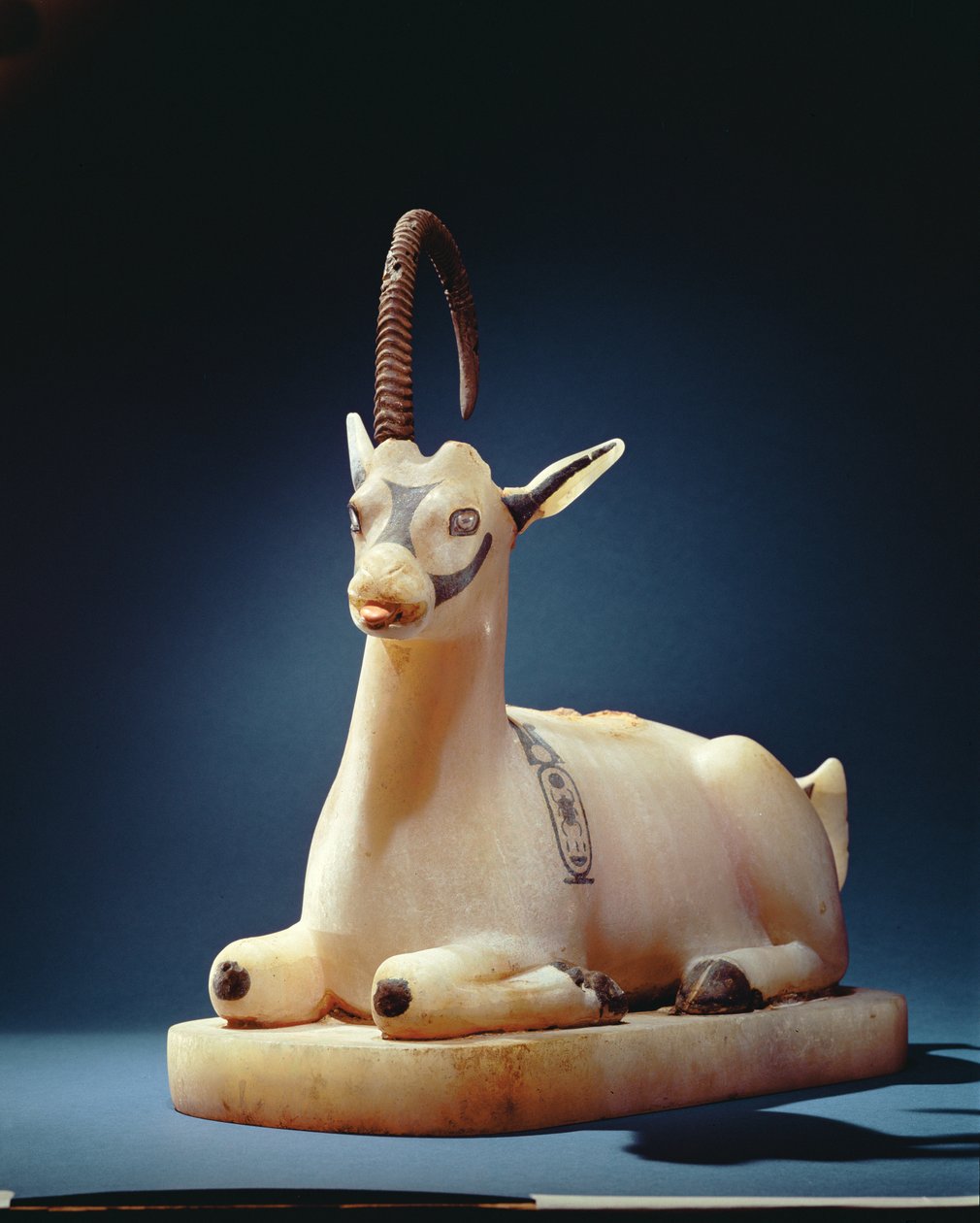 Víko nemastné nádoby v podobě kozorožce z hrobky Tutanchamona, Nová říše (malovaný alabastr) (viz také 148195) od Egyptian 18th Dynasty