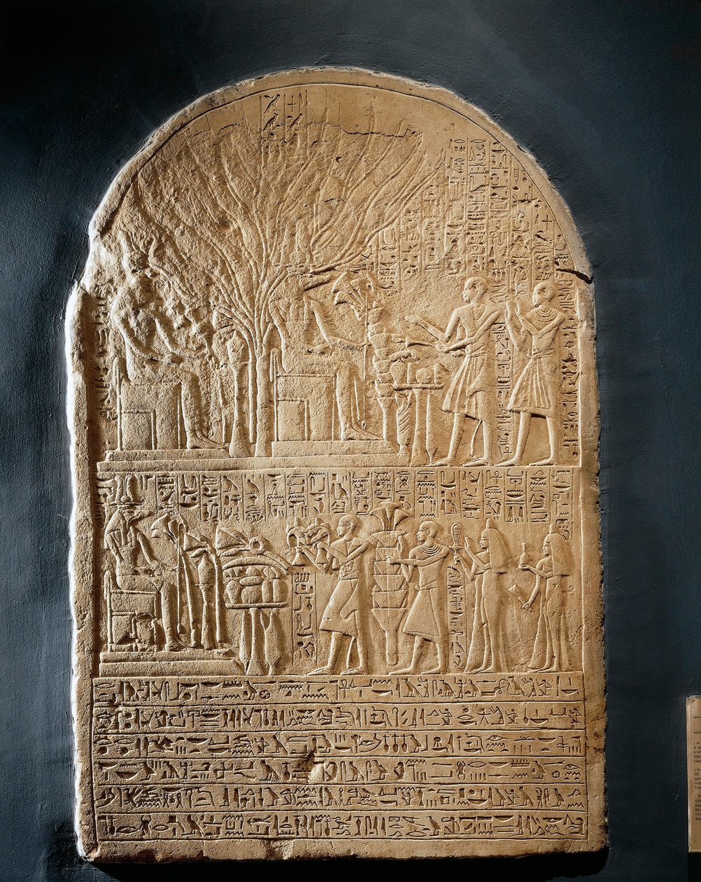 Vápencová stéla Sobekova velekněze ze Sobekova chrámu v Dahamše. od Egyptian 18th Dynasty