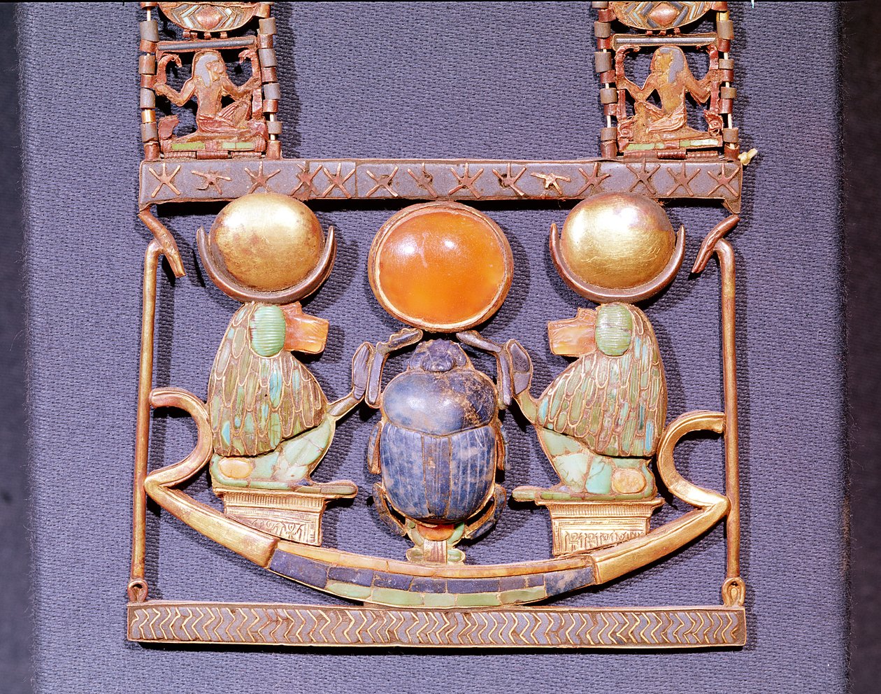Náhrdelník vycházejícího slunce, z hrobky Tutanchamona (asi 1370-52 př.nl) Nová říše (zlato vykládané polodrahokamy) (detail 153788) od Egyptian 18th Dynasty