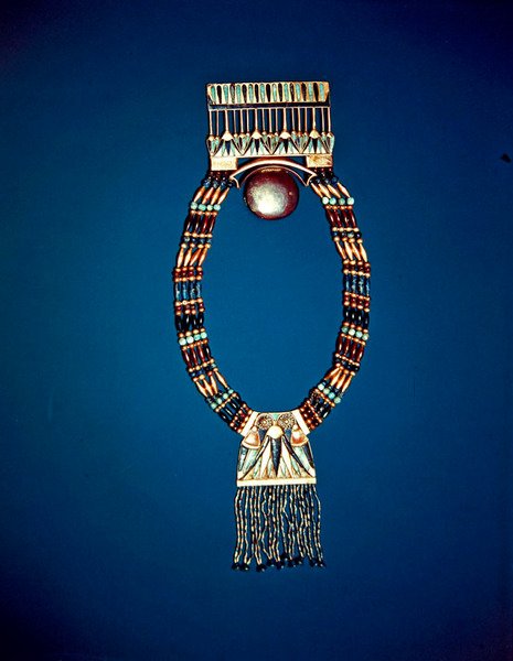 Náhrdelník s lunárním prsem, z hrobky Tutanchamona, Nová říše (elektrum, živec, lapis lazuli a zlaté korálky) od Egyptian 18th Dynasty