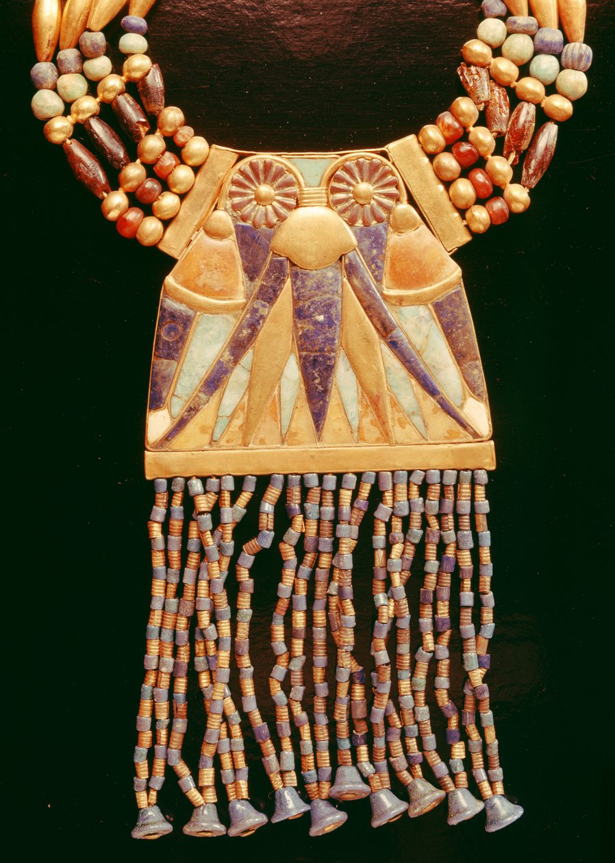 Náhrdelník s lunárním hrudníkem, z hrobky Tutanchamona, Nová říše (elektrum, živec, lapis lazuli a zlaté korálky) (detail 391005) od Egyptian 18th Dynasty