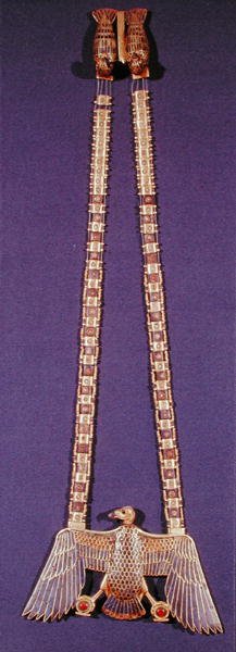 Náhrdelník se supím přívěskem, z hrobky Tutanchamona (asi 1370-1352 př.nl) Nová říše (zlato poseté lapis lazuli a kornelianem) (viz také 227982) od Egyptian 18th Dynasty
