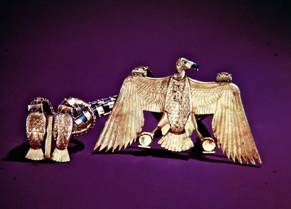 Náhrdelník se supím přívěskem, z hrobky Tutanchamona, Nová říše (zlato vykládané lapis lazuli a cornelian) (viz také 228214 & 324491) od Egyptian 18th Dynasty