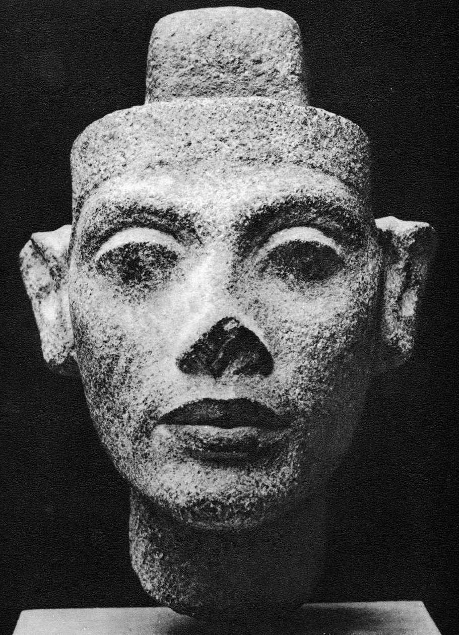Nefertiti, královna choť Akenatona (Achnatona), heretického faraona. 14. století př. n. l. (socha v tmavé žulové bustě) od Egyptian 18th Dynasty