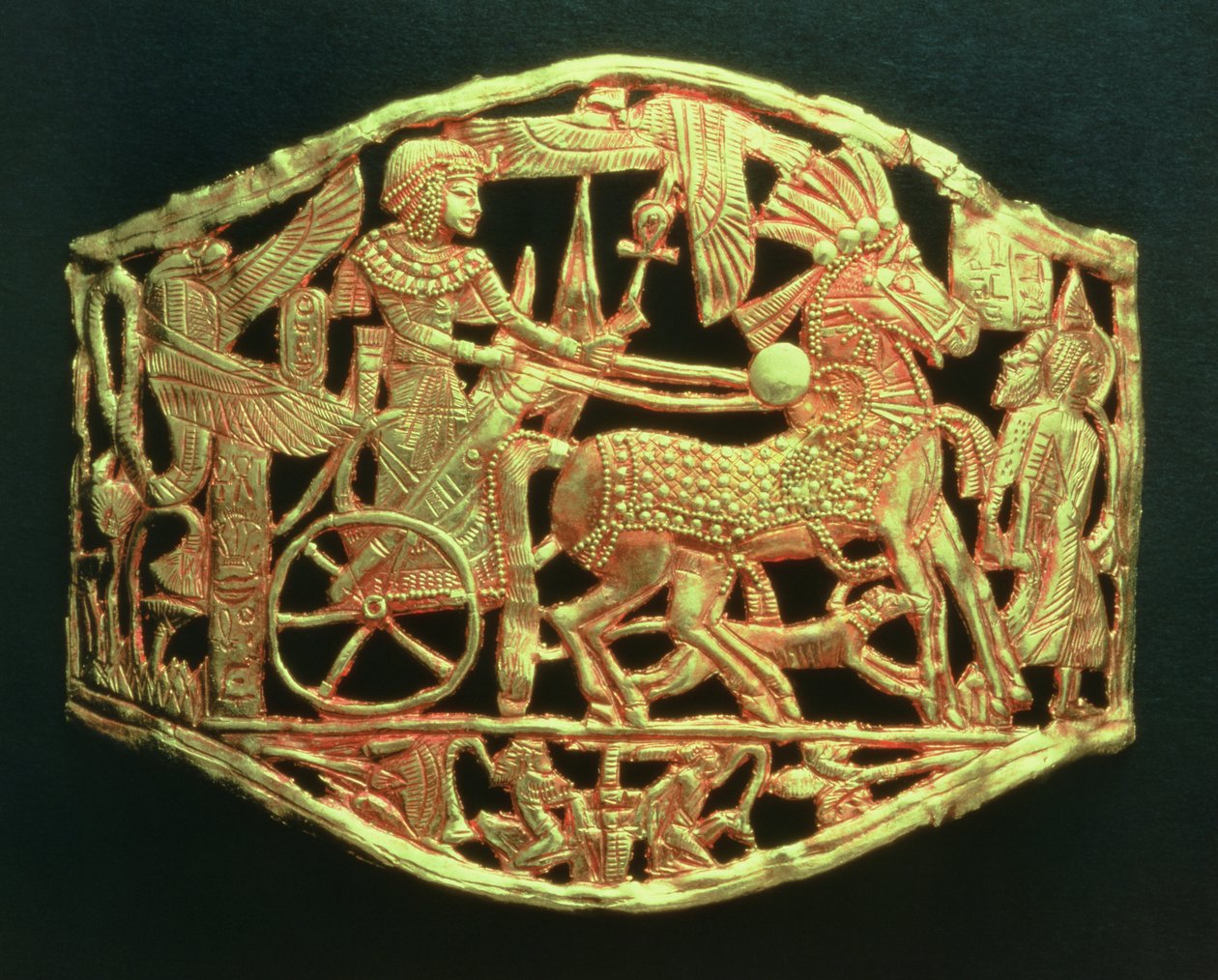 Prolamovaná plaketa nebo spona zobrazující triumfální návrat králů s vězni z hrobky Tutanchamona (asi 1370-52 př. n. l.) Nová říše (zlato) (viz také 391017) od Egyptian 18th Dynasty