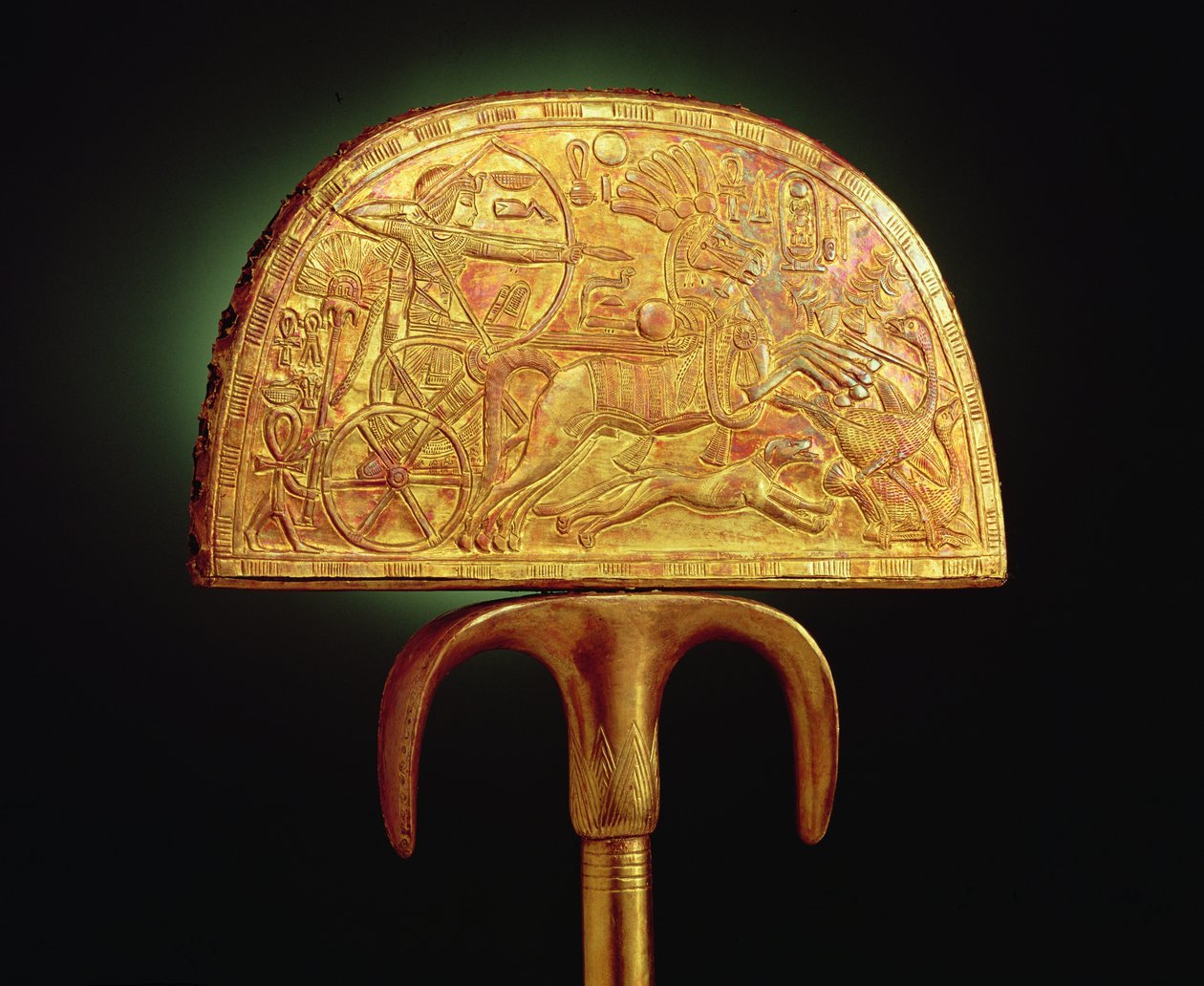 Vějíř z pštrosího peří, z Tutanchamonovy hrobky (asi 1370-1352 př. n. l.) Nová říše (dřevo pokryté plátovým zlatem) (viz také 3975) od Egyptian 18th Dynasty