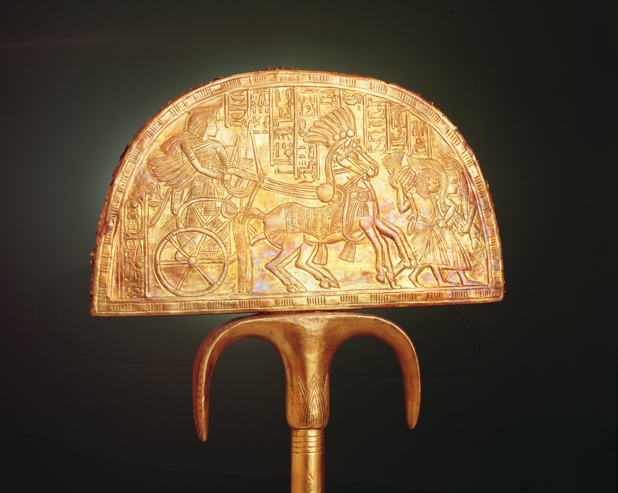 Vějíř z pštrosího peří, z hrobky Tutanchamona, Nová říše (dřevo pokryté plátovým zlatem) (reverzní strana 324497) od Egyptian 18th Dynasty