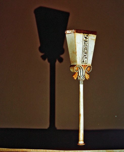 Leštička na papyrus, z hrobky Tutanchamona, Nová říše (slonovina se zlatou fólií) od Egyptian 18th Dynasty