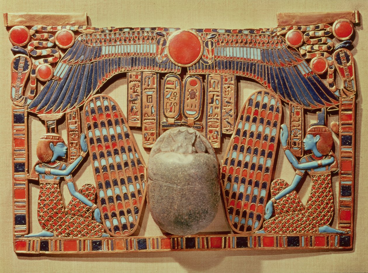 Hrudník zdobený okřídleným skarabem chráněným Isis a Nephthys, z hrobky Tutanchamona (asi 1370-52 př.nl) Nová říše (zlatá cloisonne a skleněná pasta) od Egyptian 18th Dynasty