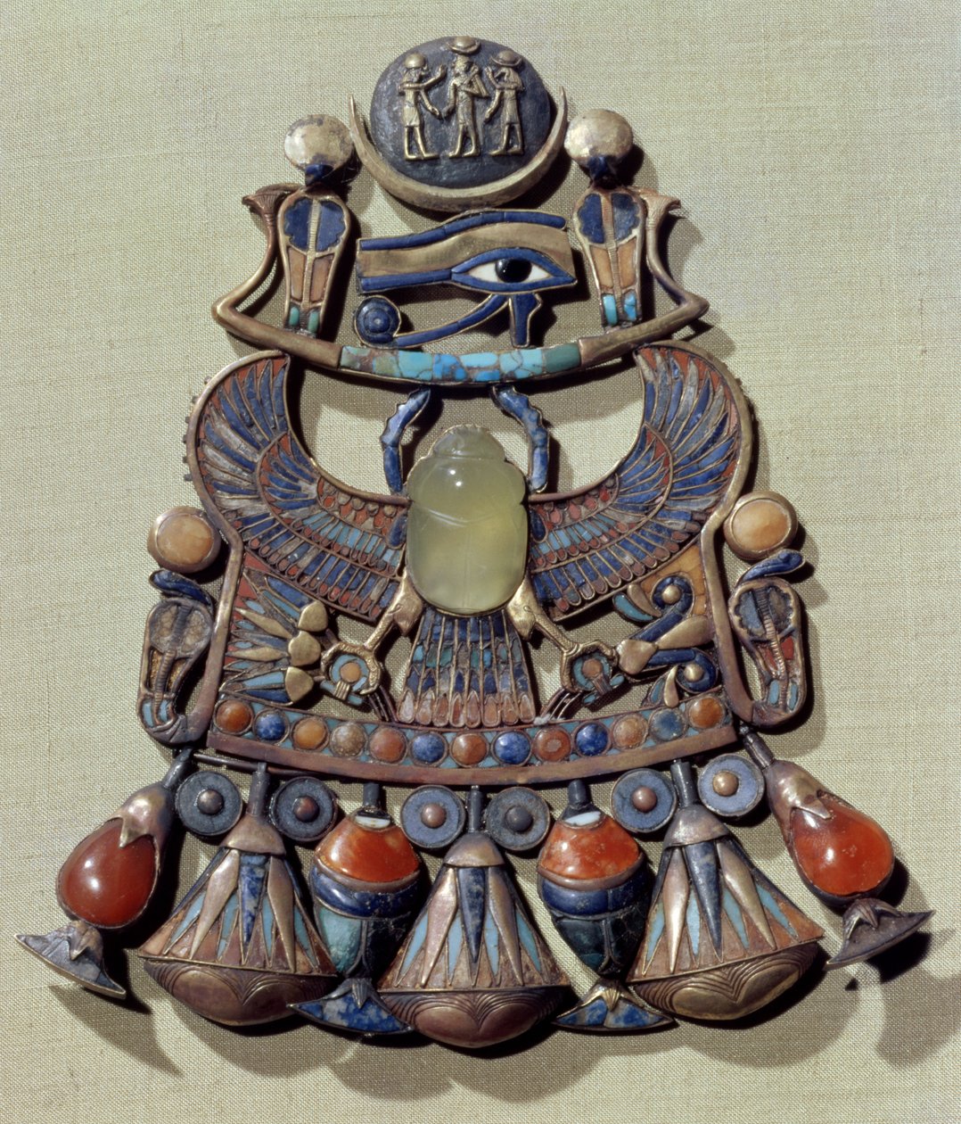 Hrudník s ptačím skarabem, z hrobky Tutanchamona (asi 1370-52 př.nl) Nová říše (zlatá cloisonne zdobená polodrahokamy a skleněnou pastou) od Egyptian 18th Dynasty