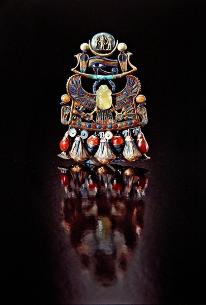 Hrudník s ptačím skarabem, z hrobky Tutanchamona, Nová říše (zlatá cloisonne zdobená polodrahokamy a skleněnou pastou) od Egyptian 18th Dynasty