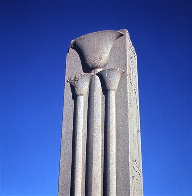 Sloup zdobený stylizovanými lotosovými rostlinami, z komplexu Velkého Amonova chrámu, Nová říše (viz také 59219) od Egyptian 18th Dynasty
