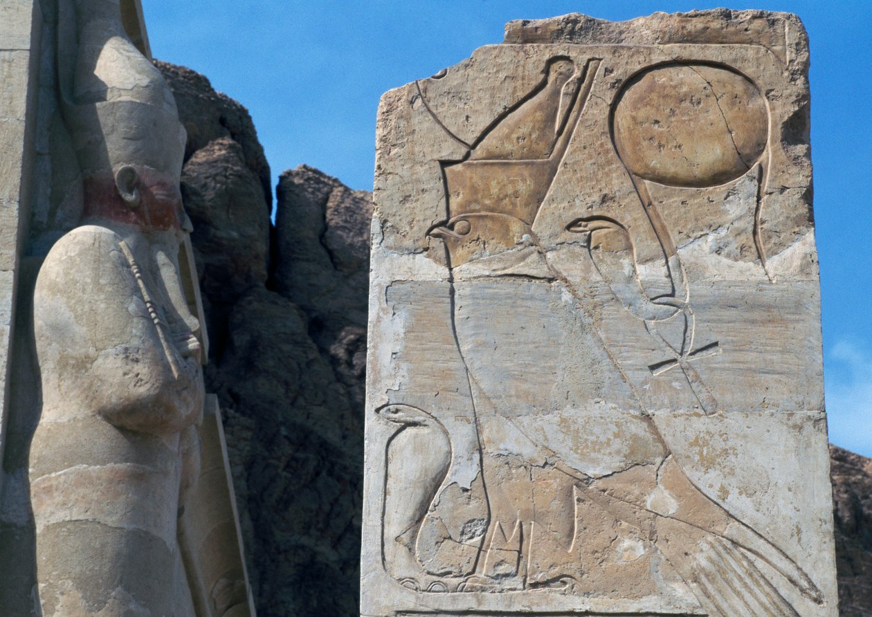 Sloup s reliéfem Hora a dvojitou korunou spočívající na uraeovi, symbolu královské moci, Hatšepsutin chrám, Deir el-Bahari, Luxor, Théby (Seznam světového dědictví UNESCO) od Egyptian 18th Dynasty
