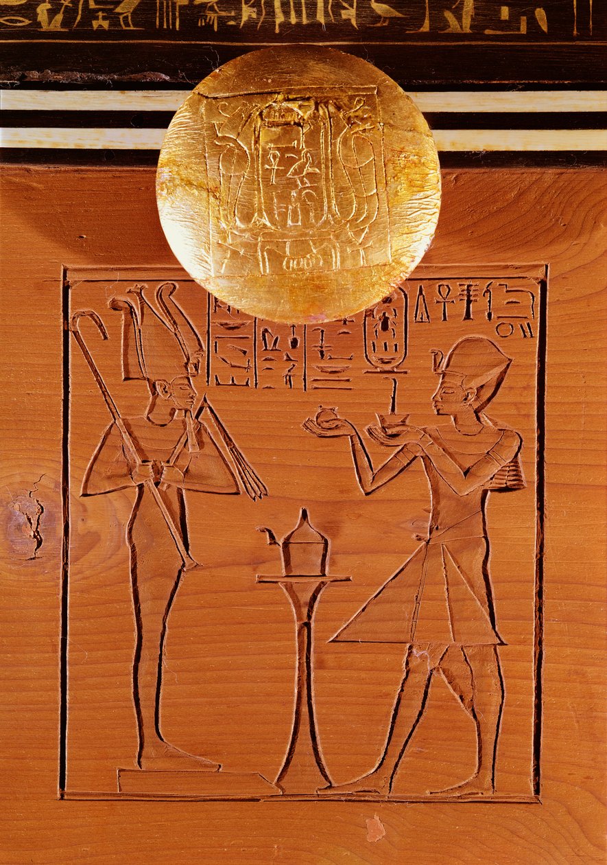 Přenosná truhla, detail Tutanchamona (asi 1370-1352 př. n. l.) přinášejícího oběť Osirisovi z Tutanchamonovy hrobky, Nová říše (eben, slonovina, dřevo a bronz) od Egyptian 18th Dynasty