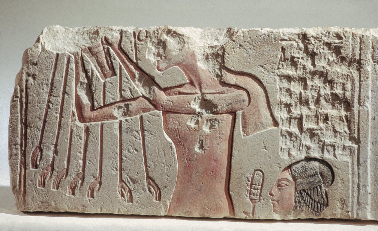 Reliéf zobrazující Akenhatena a jeho dceřinou oběť Atonům, Nová říše, cca 1352-1336 př. n. l. (vápenec) od Egyptian 18th Dynasty