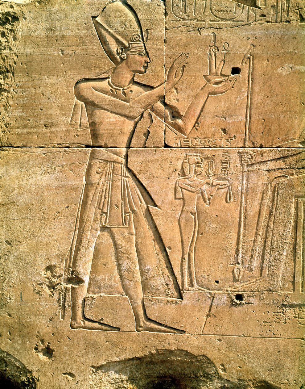 Reliéf zobrazující Tuthmosis III (asi 1479-1425 př. n. l.) přinášející oběť sedícímu bohu, Nová říše od Egyptian 18th Dynasty
