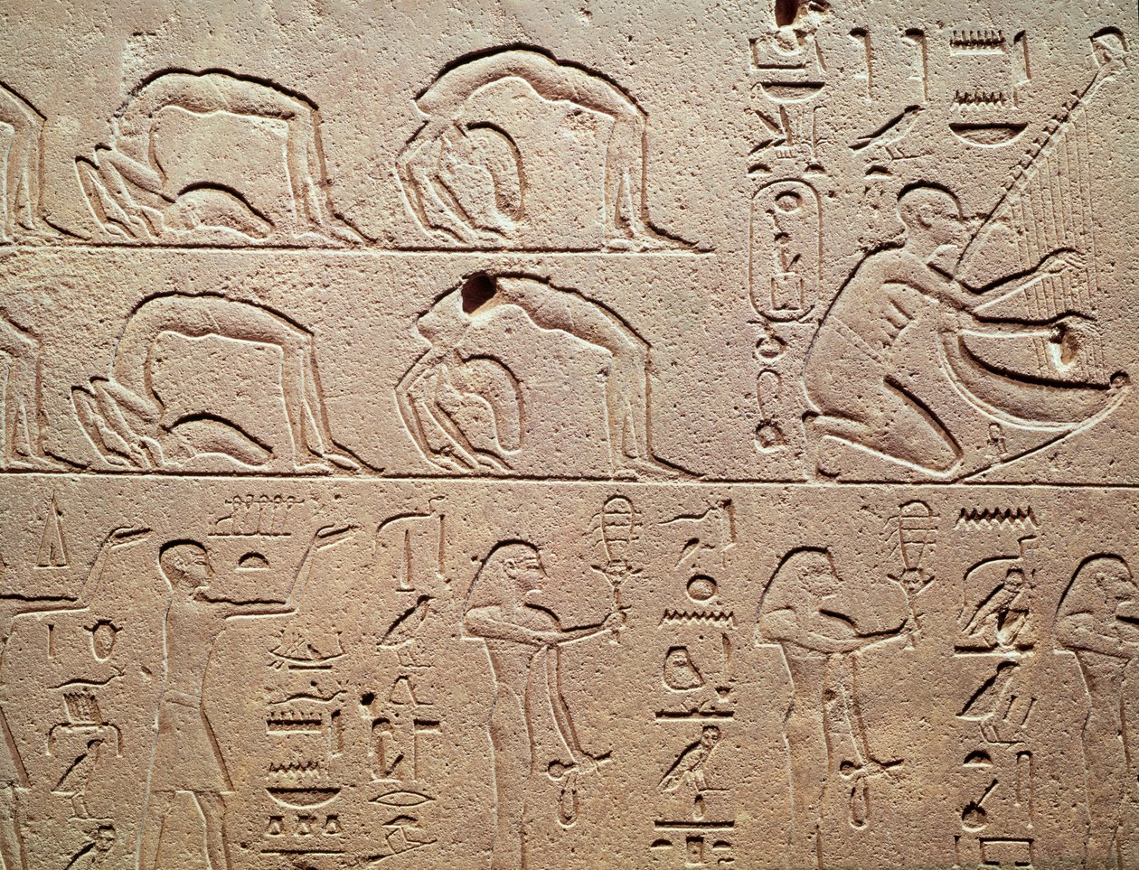 Reliéf zobrazující akrobaty a harfistu z Karnaku v Nové říši od Egyptian 18th Dynasty