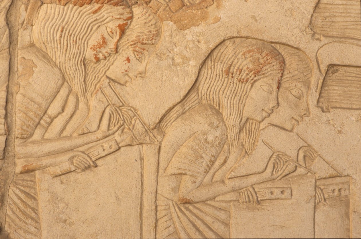 Reliéf zobrazující písaře při práci, z hrobky Horemheb (asi 1323–1295 př. n. l.) Nová říše (nástěnná malba) (detail 218338) od Egyptian 18th Dynasty