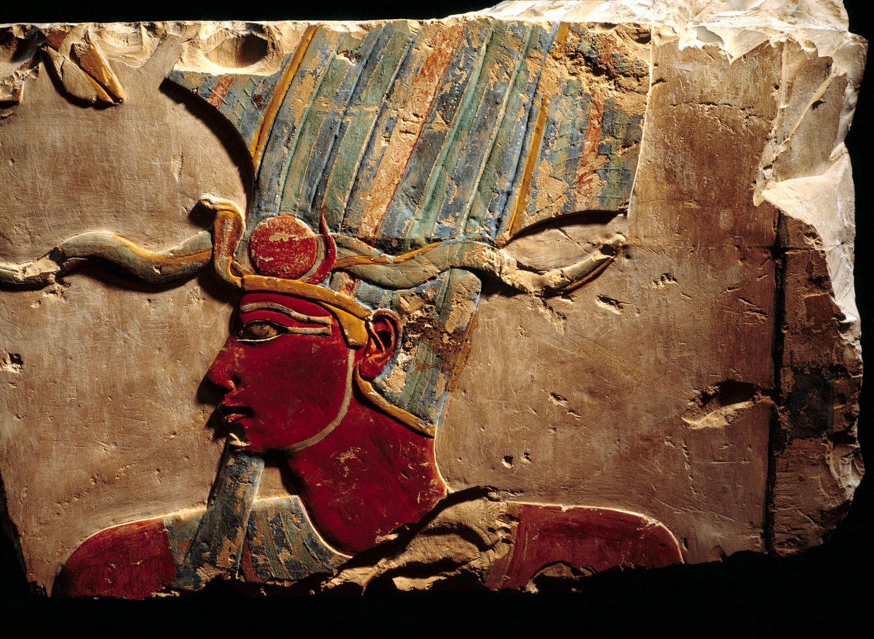 Reliéf představující korunu faraona Thutmosis (Tuthmosis nebo Thutmus) III koruna Atef od Egyptian 18th Dynasty