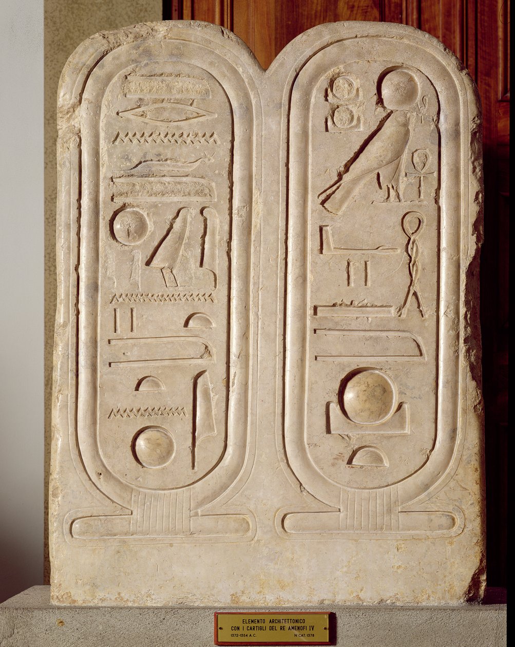 Reliéf s kartuší Amenophise IV. (1379-1362) Nová říše, cca 1372-1354 př. n. l. (vápenec) od Egyptian 18th Dynasty